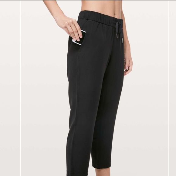 Lululemon On The Fly Crop *Woven 23" in Black - Picture 4 of 14